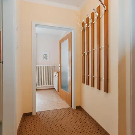 Haus Koetschach-3 By Interhome Lejlighed *